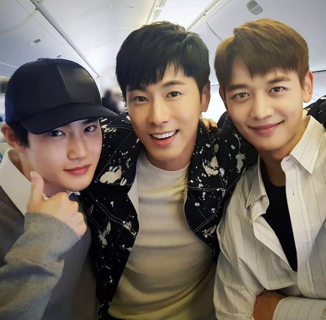 Ba "nhà lãnh đạo" của nhà SM: Nhóm bạn kỳ lạ này gồm Yunho (TVXQ), Minho (SHINee), Suho (EXO). Họ thường bị các nghệ sĩ nhà SM trêu chọc là muốn kiểm soát cả thế giới. Đây là ba thần tượng luôn thể hiện hình ảnh nghiêm túc, đúng mực, nhiệt tình cả trên sân khấu và đời sống ngày thường. "Họ là "bộ ba máu lửa nhà SM". Ngay cả thầy Lee Soo Man cũng sẽ quay lưng bỏ chạy khi thấy "bộ ba máu lửa" này đang ngồi cùng nhau. Khi họ ngồi với nhau, cảm giác như bạn đang nhìn thấy ba nhà lãnh đạo vậy" - Xiumin (EXO) chia sẻ. Họ sẽ nói nhiều về cách phải sống và làm việc nghiêm túc ra sao, câu chuyện về cuộc sống nhân sinh, những chủ đề hết sức nghiêm túc. Thậm chí còn kiên nhẫn trò chuyện với các thực tập sinh hàng giờ liền.
