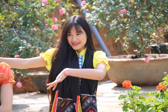 Những cô gái Thái với vẻ đẹp mộc mạc, trong trẻo, hồn nhiên giữa rừng hoa đang làm dáng để chụp ảnh.