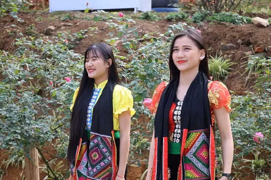 Thiếu nữ vùng cao với vẻ đẹp rạng rỡ, đốn tim nhiều du khách.