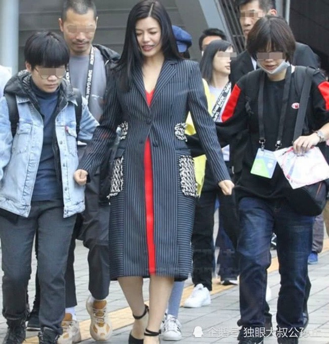 Trước đó, cặp đôi tiên đồng ngọc nữ Trần Nghiên Hy và Trần Hiểu dính nghi vấn đổ vỡ từ hồi đầu năm 2018. Hai người hiếm khi xuất hiện chung càng khiến tin đồn lan truyền trên mạng xã hội.