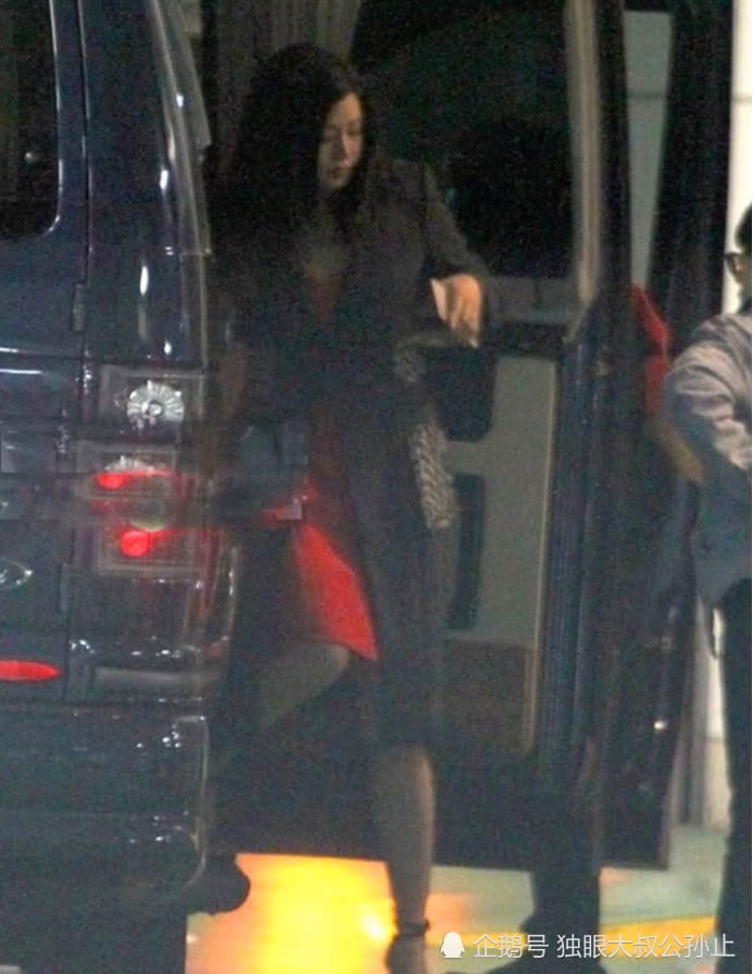 Thế nhưng không lâu sau, cặp đôi tung bộ ảnh tình tứ khi đi du lịch tại Maldives khiến người hâm mộ thở phào nhẹ nhõm. Không ít người coi đây là loạt ảnh cưới thứ hai của “Dương Quá, Tiểu Long Nữ”.