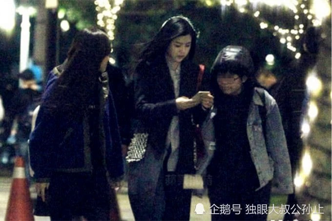 Hai tháng sau, Trần Hiểu ngỏ lời cầu hôn bạn gái bằng chiếc nhẫn kim cương 2 carat có giá 1,6 triệu NDT (tương đương 5,7 tỷ đồng) trên du thuyền sang trọng ở Paris (Pháp).