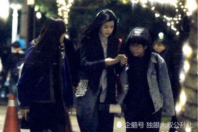 Hai tháng sau, Trần Hiểu ngỏ lời cầu hôn bạn gái bằng chiếc nhẫn kim cương 2 carat có giá 1,6 triệu NDT (tương đương 5,7 tỷ đồng) trên du thuyền sang trọng ở Paris (Pháp).