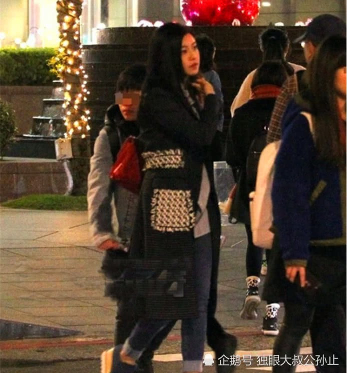 Trần Nghiên Hy và Trần Hiểu gặp nhau trên phim trường Thần điêu đại hiệp 2014. Hai người lộ chuyện hẹn hò vào tháng 8/2015.