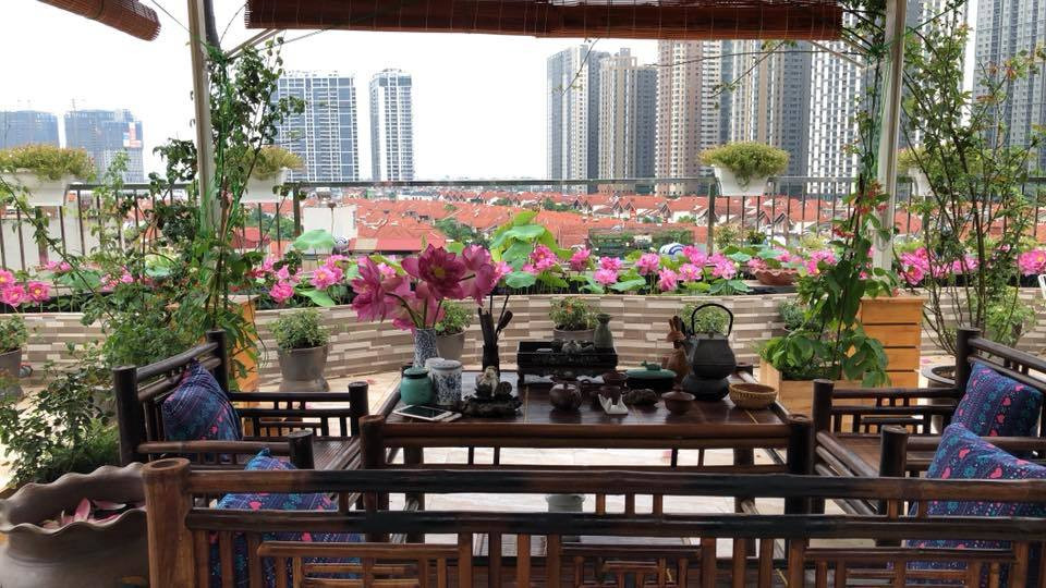 Còn gì tuyệt vời hơn khi vừa nhâm lý tách trà nóng vừa ngắm nhìn vẻ đẹp của một góc nhỏ Hà Nội từ trên cao. Sân thượng hoa hồng là góc thư giãn yêu thích của cả gia đình chị.