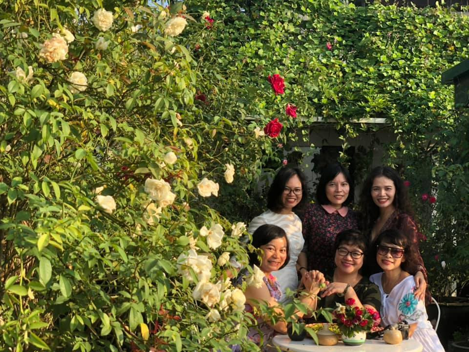 Bạn bè, người thân đến chơi ai cũng phải trầm trồ, tấm tắc trước vẻ đẹp rực rỡ của rất nhiều loại hoa hồng của bà mẹ trẻ đảm đang này.