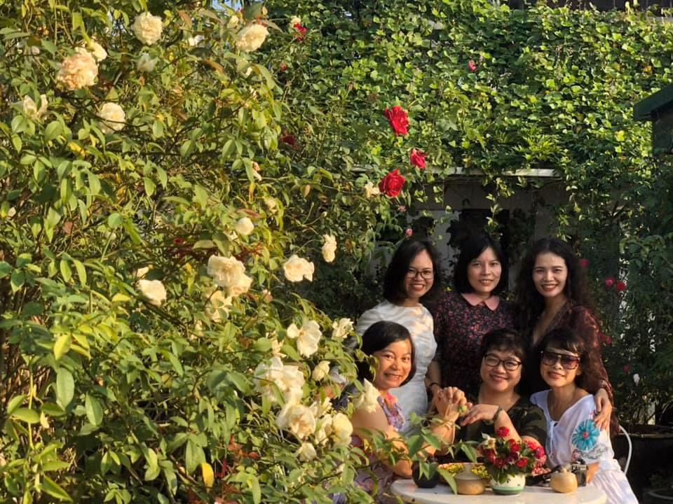 Bạn bè, người thân đến chơi ai cũng phải trầm trồ, tấm tắc trước vẻ đẹp rực rỡ của rất nhiều loại hoa hồng của bà mẹ trẻ đảm đang này.
