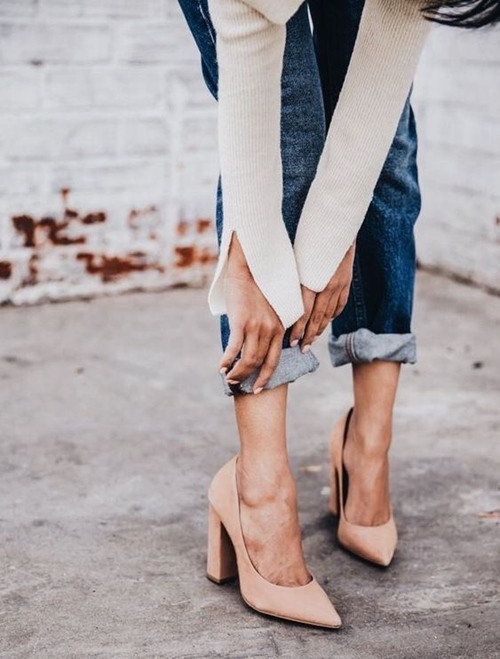 5. Chọn giày là một nghệ thuật Những đôi giày với tông nude, giày mũi nhọn hay phần gót mảnh sở hữu công năng không thể chối cãi trong việc giúp phái đẹp trông nhỉnh hơn chiều cao thực ít nhất 5-10cm. Bất kể chọn trang phục nào, cũng đừng quên phải mang đúng giày. Quần áo có thể hơi “sai”, nhưng giày thì không được phép, bởi đó chính là chiếc chìa khóa nhỏ nhưng quan trọng vô cùng giúp bạn cải thiện vóc dáng. Title do Kiến Thức biên tập lại