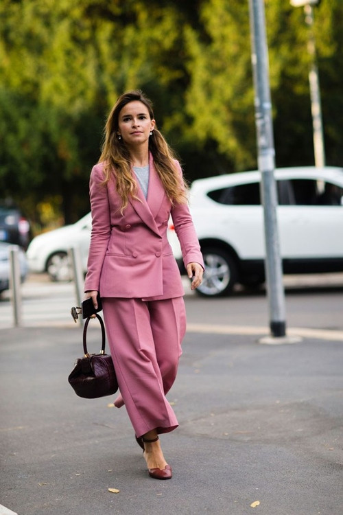 2. Mặc cả bộ cùng màu Mặc cả áo và quần hoặc chân váy tiệp màu khiến cơ thể bạn như liền một khối, từ đó trông dài hơn, thanh thoát hơn. Với cách mặc này, bạn có thể áp dụng từ các bộ suit trang trọng đến những bộ đồ thể thao đời thường. Trong trường hợp không sở hữu những bộ đồ được thiết kế sẵn kiểu “tông xoẹt tông”, bạn hoàn toàn có thể chọn từ tủ đồ những món cùng tông, họa tiết ăn rơ với nhau để tạo nên outfit giúp body cân đối, cao ráo hơn.