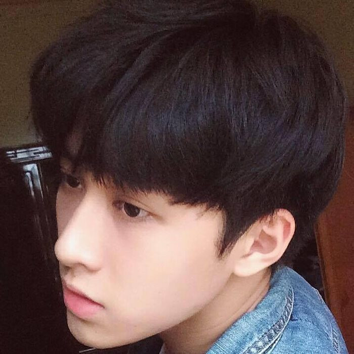 Không những vậy, những hình ảnh hiện tại của cậu bạn 10x này cũng khiến bao người phải "xuýt xoa" vì quá đẹp trai. Gương mặt baby, nét nào ra nét nấy của cậu bạn được mọi người nhận xét là không thua kém các nam thần tượng nổi tiếng hiện nay.