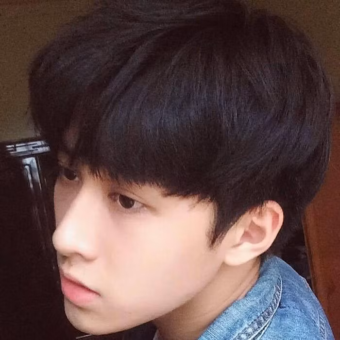 Không những vậy, những hình ảnh hiện tại của cậu bạn 10x này cũng khiến bao người phải "xuýt xoa" vì quá đẹp trai. Gương mặt baby, nét nào ra nét nấy của cậu bạn được mọi người nhận xét là không thua kém các nam thần tượng nổi tiếng hiện nay.