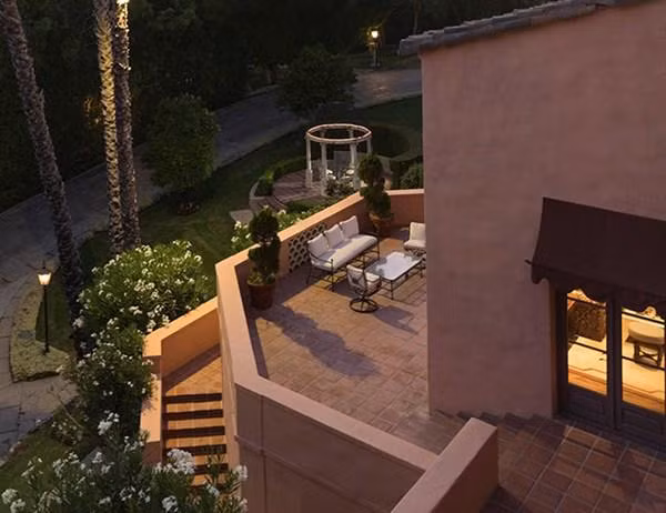 Nó được thiết kế bởi Gordon Kaufmann, một kiến trúc sư, người đã thiết kế nhiều biệt thự xa hoa khác trong khu vực đồi Beverly Hills.