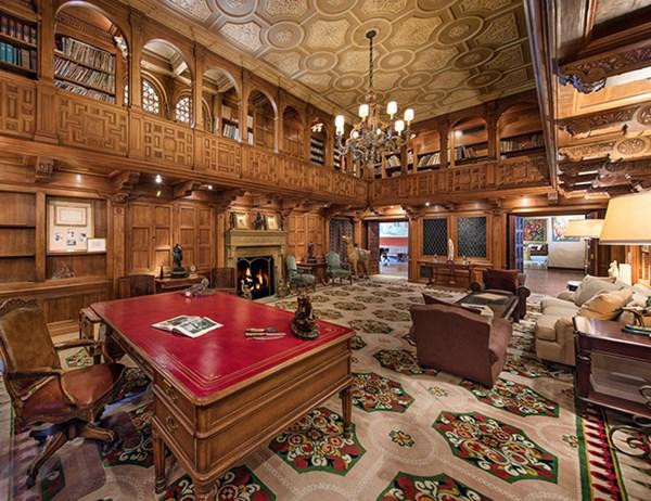 Phòng khách với trần vòm cao 6 mét, đôi khi được sử dụng làm phòng khiêu vũ. Tòa biệt thự đã nổi tiếng ngay cả trước khi xuất hiện trong bộ phim "Bố già" khi gia đình Tổng thống Mỹ John và Jacqueline Kennedy đã dành một phần của tuần trăng mật của họ ở đó.