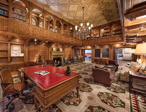 Phòng khách với trần vòm cao 6 mét, đôi khi được sử dụng làm phòng khiêu vũ. Tòa biệt thự đã nổi tiếng ngay cả trước khi xuất hiện trong bộ phim "Bố già" khi gia đình Tổng thống Mỹ John và Jacqueline Kennedy đã dành một phần của tuần trăng mật của họ ở đó.