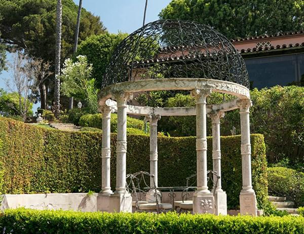 Nó được bao quanh bởi những khu vườn nguyên sơ được cắt tỉa cẩn thận. Kiến trúc sư cảnh quan Paul Thiene đã thiết kế nên các khu vườn