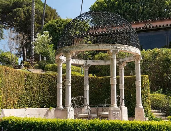 Nó được bao quanh bởi những khu vườn nguyên sơ được cắt tỉa cẩn thận. Kiến trúc sư cảnh quan Paul Thiene đã thiết kế nên các khu vườn