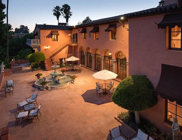 Khu bất động sản rộng lớn được xây dựng vào năm 1927 và nằm trên đồi Hillsly Hills.