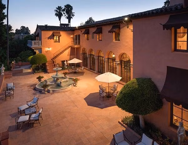 Khu bất động sản rộng lớn được xây dựng vào năm 1927 và nằm trên đồi Hillsly Hills.