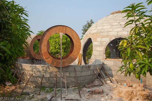 Trong đó, chi phí xây dựng phần thô của ngôi nhà là khoảng 135 triệu, và tiền hoàn thiện và trang trí nội thất khoảng 68 triệu. Thế nhưng, ngôi nhà "dễ thương" này chắc chắn sẽ làm xiêu lòng bất cứ vị khách nào ghé thăm ngay từ cái nhìn đầu tiên. Không chỉ rẻ "đột biến", ngôi nhà này cũng được xây dựng trong thời gian ngắn kỉ lục, chỉ 6 tuần, bởi chính chủ nhân của căn nhà, chàng nhạc sĩ trẻ Steve và người bạn Thái Lan của mình, Hajjar Gibran - chủ nhân của vườn xoài, và con rể của mình, một kiến trúc sư đồng thời là một nhà xây dựng tại địa phương.