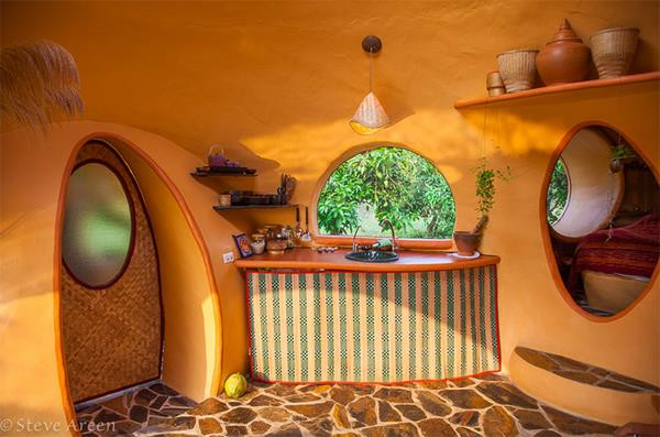 Ngôi nhà gồm 3 phòng chính, phòng khách ở chính giữa, nhìn thẳng ra hồ nước nhỏ phía trước, phòng ngủ và phòng bếp và không gian vệ sinh được bố trí ở phía hai bên. Toàn bộ cấu trúc trong ngôi nhà đều sử dụng thiết kế dạng vòm, với những ô cửa sổ lớn giúp bên trong ngôi nhà luôn tràn ngập ánh sáng và không khí trong lành.