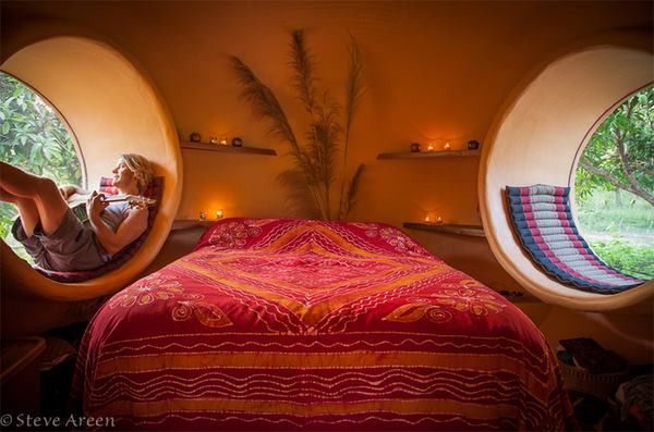 Căn phòng ngủ thơ mộng và không kém phần thi vị với những ô cửa sổ dạng vòm, nơi chàng nhạc sĩ có thể chơi những bản nhạc yêu thích giữa không gian xanh mát của vườn xoài.