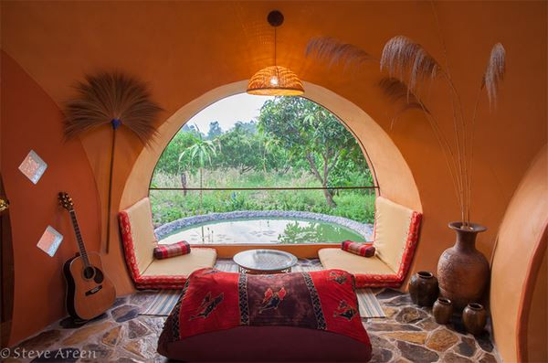 Ngôi nhà đặc biệt này không dùng móng, mà sử dụng những khối bê tông đúc cỡ nhỏ để xây dựng phần khung và vòm. Những ống gỗ tròn được dùng để xác định vị trí các ô cửa sổ của ngôi nhà trước khi xây gạch và trát vữa. Cuối cùng, sau khi xây xong phần thô, ngôi nhà được trát vữa phẳng cả mặt trong lẫn mặt ngoài, và sơn màu cam đất gần gũi.