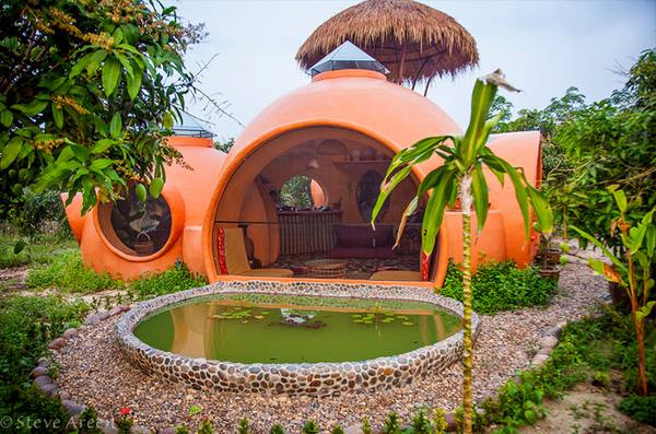 Toàn bộ căn nhà dễ thương này bao gồm ba không gian chính, được dựng nên bởi ba khối vòm tròn thông với nhau, một hồ nước nhỏ phía trước và cả một vườn xoài rộng lớn bao xung quanh.