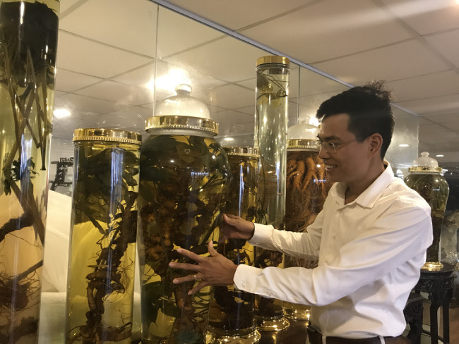 Anh cho biết khó khăn nhất trong quá trình sưu tầm chính là tài chính. Vì thời điểm đó, sâm ngọc linh giá chỉ khoảng 4 triệu đồng/kg nhưng so với thời điểm đó là cao. Vì thế, vài năm đầu anh chỉ mua được ít, sau này khi có điều kiện, anh mới đủ tài chính để mua nhiều hơn.