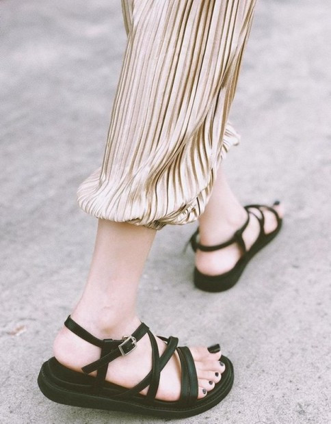 3. Sandals đế bệt Những đôi giày cao gót lịch lãm và sang trọng dường như không phù hợp với những cô gái trẻ năng động trong mùa Hè. Thay vì chọn giày cao gót, bạn hãy chuẩn bị một đôi sandals đế bệt để kết hợp với váy maxi cho chuyến đi biển sắp tới.