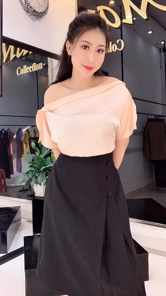 Ngày 9/6, tài khoản có tên Quỳnh Trang - tự nhận là chủ một cửa hàng quần áo tại Hải Phòng - tố Khánh My lấy cắp váy. Chia sẻ với Zing.vn, Khánh My cho biết nguyên nhân dẫn đến sự việc là do chủ cửa hàng nhớ nhầm. Theo Khánh My, Quỳnh Trang đã tặng bộ váy đó nhưng không nhớ, sau đó lại lên tiếng tố cô ăn cắp. Ảnh: FBNV.