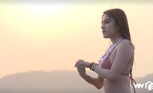 Trong tập 42 Về nhà đi con, nhiều khán giả tìm kiếm cô gái xinh đẹp đóng "cảnh nóng" với nhân vật Vũ - Cao Diệp Anh. Ảnh cắt từ clip.