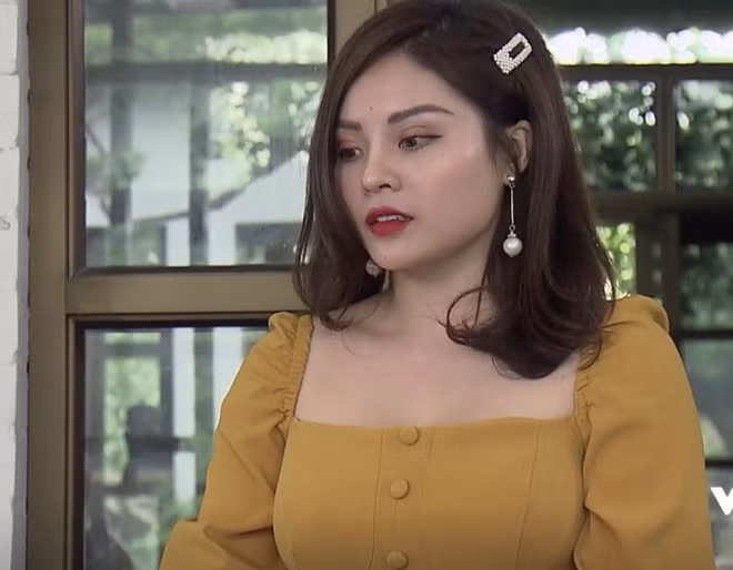 Bộ phim truyền hình Về nhà đi con phát sóng trên VTV1 thu hút sự quan tâm của cư dân mạng gần đây. Bên cạnh dàn diễn viên chính, khán giả dành sự chú ý cho tuyến nhân vật phụ, trong đó có nữ thư ký của nhân vật "Vũ sở khanh". Ảnh cắt từ clip.