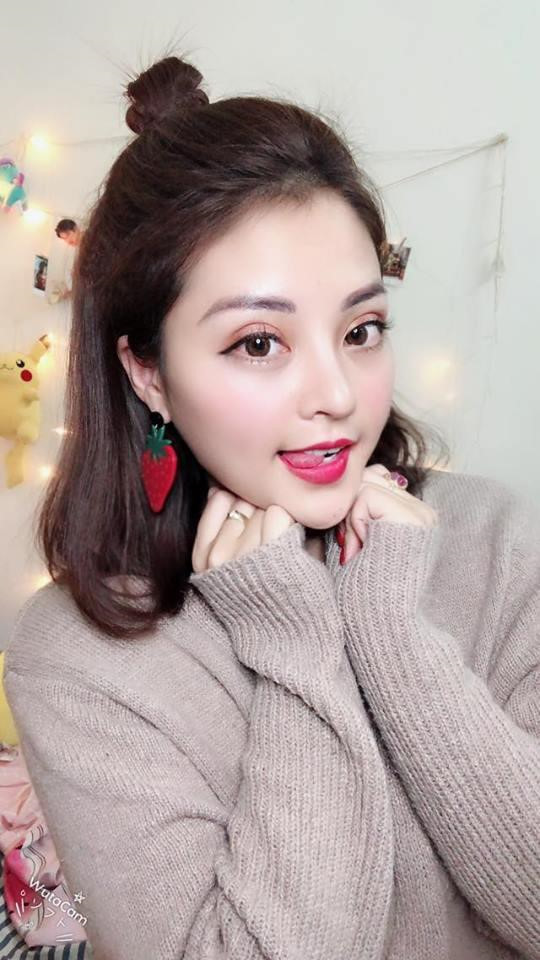 Người vào vai nữ thư ký xinh đẹp, nóng bỏng là Nguyễn Trà My (24 tuổi, Hà Tĩnh). Trước khi tham gia Về nhà đi con, cô từng góp mặt trong series phim của Kem Xôi TV, chương trình Nóng cùng World Cup. Ảnh: FBNV.