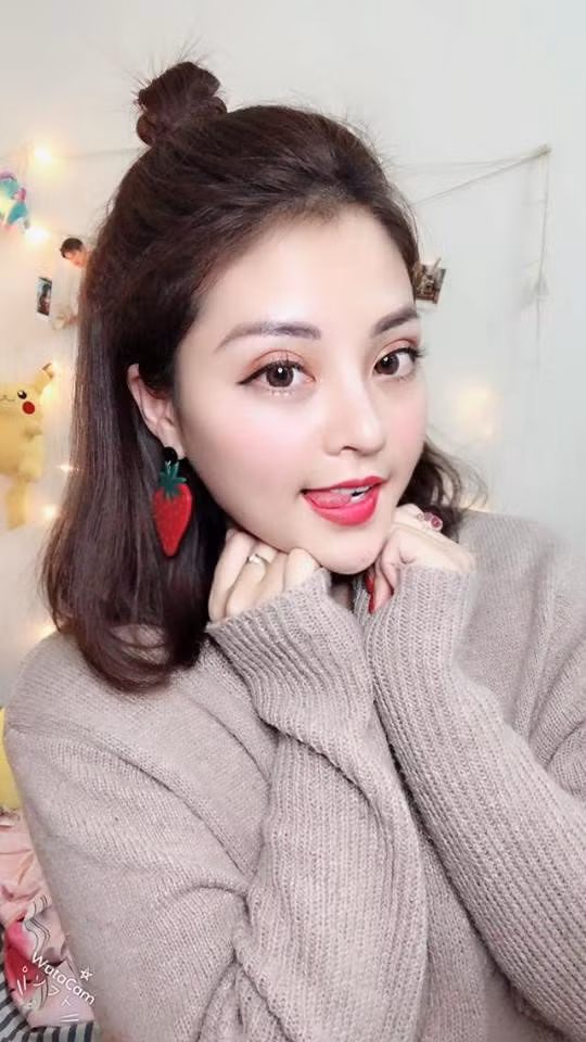 Người vào vai nữ thư ký xinh đẹp, nóng bỏng là Nguyễn Trà My (24 tuổi, Hà Tĩnh). Trước khi tham gia Về nhà đi con, cô từng góp mặt trong series phim của Kem Xôi TV, chương trình Nóng cùng World Cup. Ảnh: FBNV.