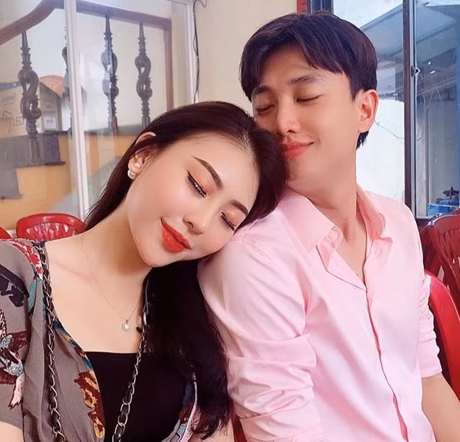 Gần đây, cô gái này bị dân mạng "ném đá" vì cho rằng "hám fame", cố tình tiết lộ tình tiết phim. Trên trang cá nhân, hot girl tạo hẳn album đăng ảnh chụp hậu trường, "spoil" cảnh quay dù chỉ xuất hiện trong một phân đoạn ngắn. Ảnh: FBNV.