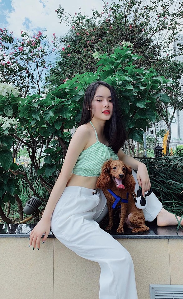 Cô nàng 9X này không đi theo con đường nghệ thuật giống chị gái mà tự xây dựng hệ thống kinh doanh mỹ phẩm và thử sức thiết kế thời trang. Nhờ có lợi thế về nhan sắc, Phương Trang tự làm người mẫu quảng cáo.