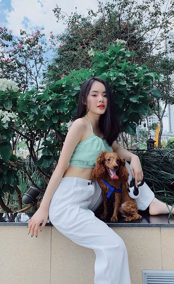 Cô nàng 9X này không đi theo con đường nghệ thuật giống chị gái mà tự xây dựng hệ thống kinh doanh mỹ phẩm và thử sức thiết kế thời trang. Nhờ có lợi thế về nhan sắc, Phương Trang tự làm người mẫu quảng cáo.