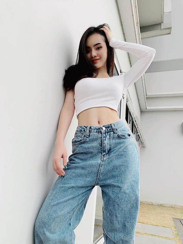 Nhan sắc của em gái Angela Phương Trinh được nhiều người khen ngợi "vượt mặt" đàn chị.