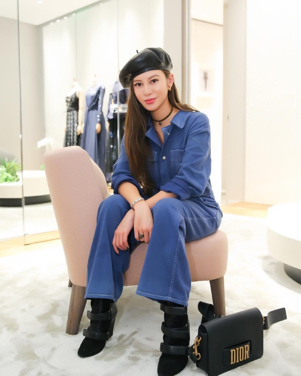 Là khách hàng VIP nên cô nàng luôn được các nhà mốt hay các thương hiệu thời trang gửi tặng đồ cùng mong muốn cô sẽ mặc trang phục của họ. Những hình ảnh cô tiểu thư nhà giàu diện từ đầu đến chân đồ của Dior...