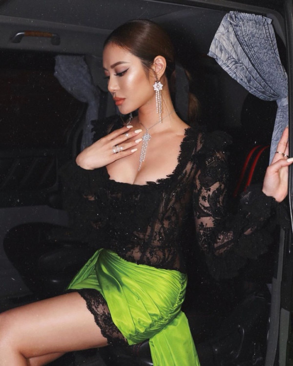 Là con gái tỉ phú nên việc mặc lên mình chiếc váy lộng lẫy của Dundas, đeo trang sức kim cương nghìn tỉ của APM Monaco...