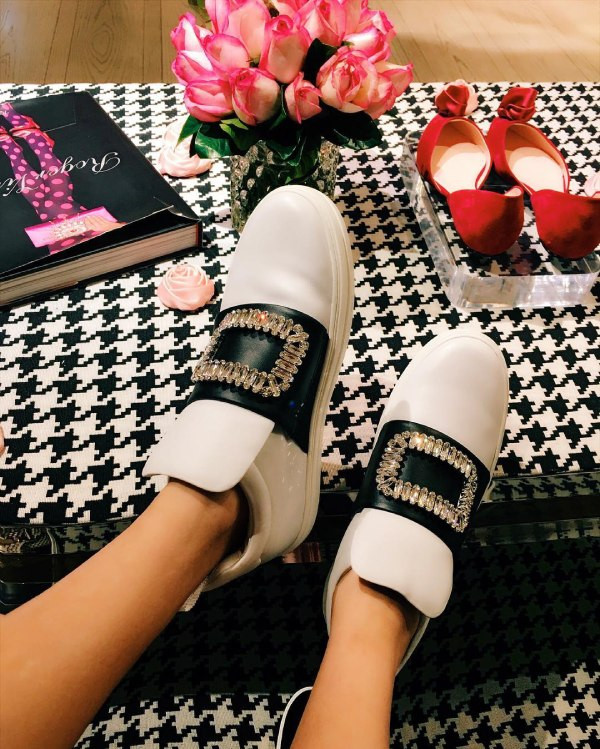Đôi giày hàng hiệu đắt đỏ từ Roger Vivier.