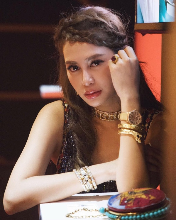 ... hay sở hữu những chiếc vòng tay đắt giá từ Cartier, Hermes và cả chiếc đồng hồ có tiền khó mua được của Jaeger LeCoultre đều nằm trong tầm tay của Eleanor.