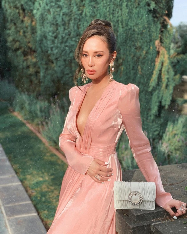 Đặc biệt, gu thời trang của cô tiểu thư dùng toàn đồ hiệu này lại vô cùng tinh tế, thời thượng đến từ những thương hiệu đắt giá. Cô nàng sẵn sàng chi hàng ngàn đô để sở hữu chiếc váy được thiết kế riêng bởi stylist quyền lực nhất hành tinh Rachel Zoe, phối cùng khuyên tai của Marchesa, túi xách Miu Miu thanh lịch.