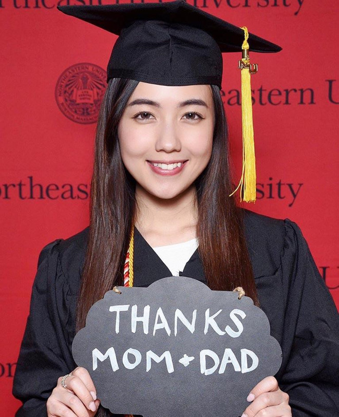 Trong thời gian du học tại Mỹ, 9X thường xuyên đăng clip hướng dẫn make up và nói tiếng Anh. Hot girl Sài thành khiến dân mạng ngưỡng mộ khi tốt nghiệp loại giỏi ĐH Northeastern, Mỹ.