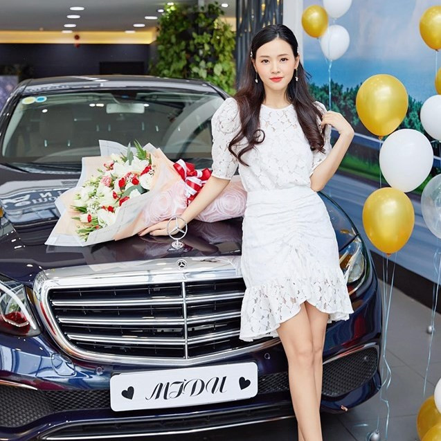 Midu hiện là giảng viên tại trường ĐH Công nghệ TP.HCM. Bên cạnh dạy học, hot girl 8X thường xuyên tham gia các dự án phim điện ảnh và chương trình truyền hình. Tại game show Nhanh như chớp, Midu gây ấn tượng khi trả lời đúng nhiều câu hỏi và giành giải thưởng 20 triệu đồng sau hai lần tham gia.