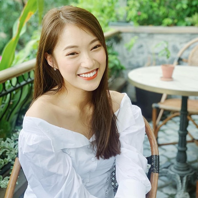 "Hot girl nói 7 thứ tiếng" Trần Khánh Vy (sinh năm 1998, Nghệ An) là gương mặt nổi bật trong cộng đồng mạng. Từng "gây sốt" với clip nhại 7 thứ tiếng khi còn là học sinh trường THPT chuyên Phan Bội Châu (TP Vinh), Khánh Vy ngày càng thu hút sự yêu mến, ngưỡng mộ bởi danh sách thành tích cũng như những hoạt động cô tham gia.