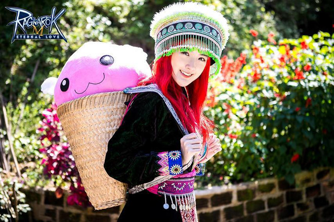 Hot girl xứ chùa Vàng "đốn tim" fan bởi gương mặt xinh xắn như búp bê cùng nụ cười tỏa nắng.