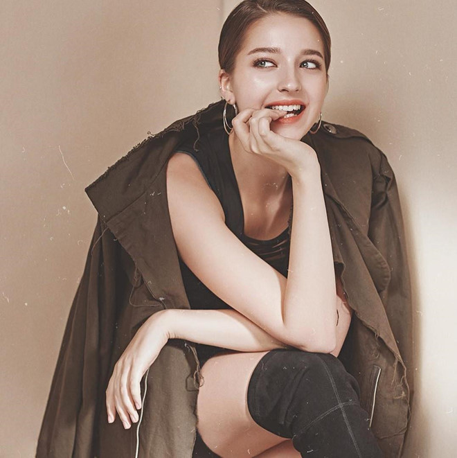 Không chỉ xinh đẹp, Angelina còn "đốn tim" dân mạng bởi những màn cover bài hát ngọt ngào. Trong nhiều clip cover đăng lên blog của mình, người đẹp xứ bạch dương thường khoe tài đàn ukulele cùng những biểu cảm đáng yêu. Sau 2 năm, lượng theo dõi cô trên trang cá nhân đã tăng từ 50.000 lên 825.000 người.