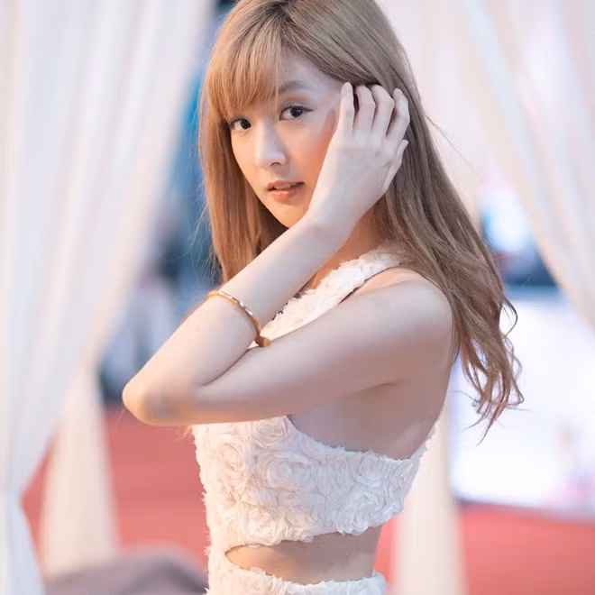 Không chỉ được chú ý bởi giọng hát hay, Beer Passaranan còn nổi tiếng trong cộng đồng game thủ. Hot girl sinh năm 1995 được nhiều tạp chí nổi tiếng lựa chọn làm nhân vật trang bìa.