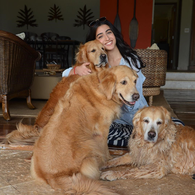 Là gương mặt được chú ý với 2,4 triệu người đăng ký trên kênh blog song người đẹp Brazil giữ lối sống kín tiếng. Cô ít khi đăng ảnh hay thông tin về cuộc sống thường ngày lên trang cá nhân.